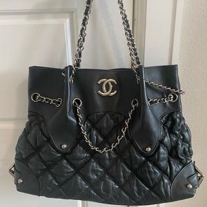CHANEL Vintage Quilted Handbag - Black with Silver Hardware